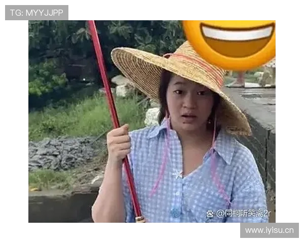 全红婵回家路上还在啃苹果，结果被拍到住的别墅带泳池