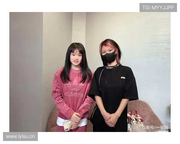 刚刷到张家齐下车背着小书包，脚上的鞋比我房租还贵