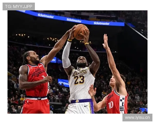 诺维茨基高效无球跑动拉开空间提升湖人内线得分效率