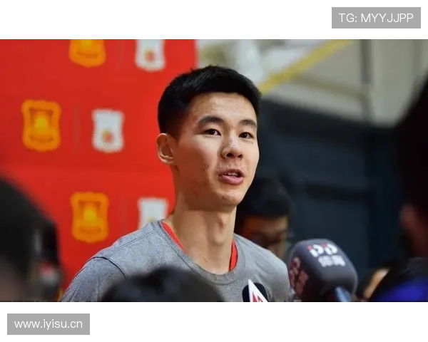 郭昊文出街被拍，汗还没擦就背着名牌包，球场少年和街头贵公子切得太快